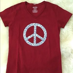 NWT BsunE original medium red ss Vneck T-shirt with a blue & white ☮️ peace sign